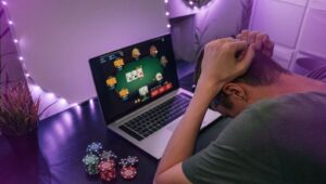 Los jóvenes, en ocasiones menores, apuestan desde sus móviles a través de la red.