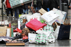  Ecologistas en Acción: Performance callejera de Ecologistas en Acción durante el Black Friday de 2016. 