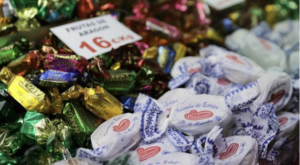 Navidad y consumismo, gasto navideño, subida de precios Navidad, presión social consumo, Black Friday en España, ofertas engañosas, inflación Navidad, estrés financiero, comercio local, grandes superficies, El Corte Inglés, supermercados precios, turrones y dulces navideños, consumo responsable, publicidad navideña