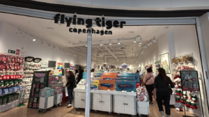 Navidad y consumismo, gasto navideño, subida de precios Navidad, presión social consumo, Black Friday en España, ofertas engañosas, inflación Navidad, estrés financiero, comercio local, grandes superficies, El Corte Inglés, supermercados precios, turrones y dulces navideños, consumo responsable, publicidad navideña