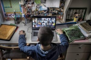 La pandemia dejó algo más que mascarillas y clases virtuales: dejó cicatrices invisibles en la mente de los jóvenes. Depresión, ansiedad, estrés, miedo reiterado… ¿cómo están enfrentando esta nueva normalidad y qué podemos hacer para ayudarlos?