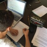 La pandemia dejó algo más que mascarillas y clases virtuales: dejó cicatrices invisibles en la mente de los jóvenes. Depresión, ansiedad, estrés, miedo reiterado… ¿cómo están enfrentando esta nueva normalidad y qué podemos hacer para ayudarlos?