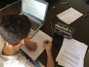 La pandemia dejó algo más que mascarillas y clases virtuales: dejó cicatrices invisibles en la mente de los jóvenes. Depresión, ansiedad, estrés, miedo reiterado… ¿cómo están enfrentando esta nueva normalidad y qué podemos hacer para ayudarlos?