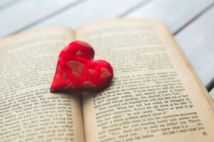 Imagen de un libro abierto con una decoración por encima