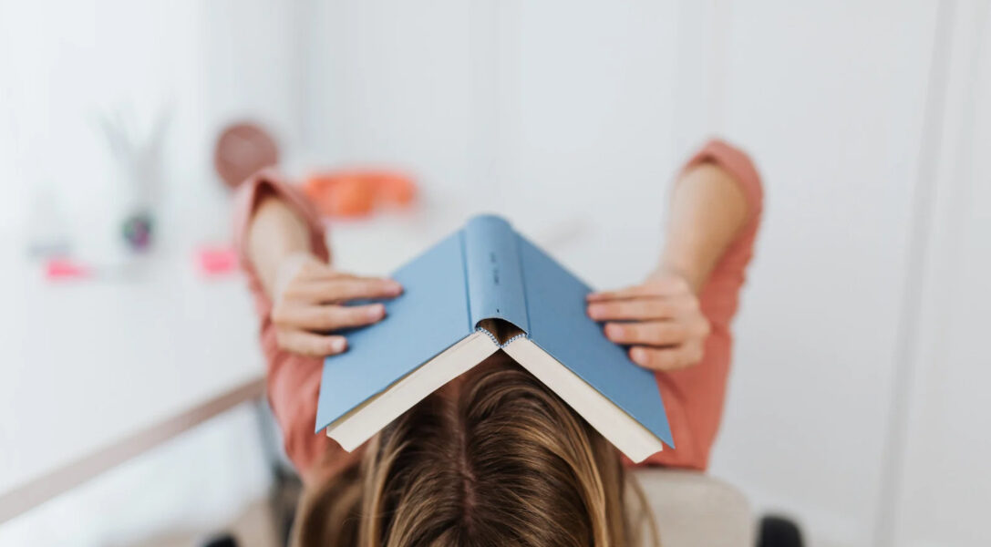 Imagen de una chica leyendo un libro