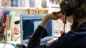 La pandemia dejó algo más que mascarillas y clases virtuales: dejó cicatrices invisibles en la mente de los jóvenes. Depresión, ansiedad, estrés, miedo reiterado… ¿cómo están enfrentando esta nueva normalidad y qué podemos hacer para ayudarlos?