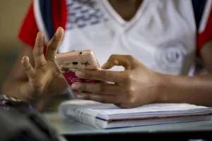 OnlyFans: ¿empoderamiento o nueva forma de explotación? Onlyfans creció con la promesa de empoderamiento, pero gran parte de sus creadoras enfrenta precariedad, presión y riesgos de explotación digital, cuestionando si realmente ofrece libertad o una nueva forma de vulnerabilidad.