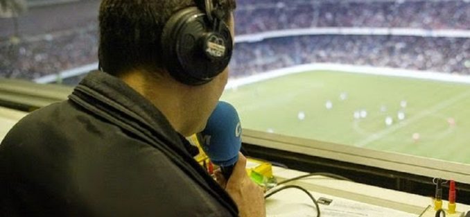 Un periodista narrando un partido desde la grada